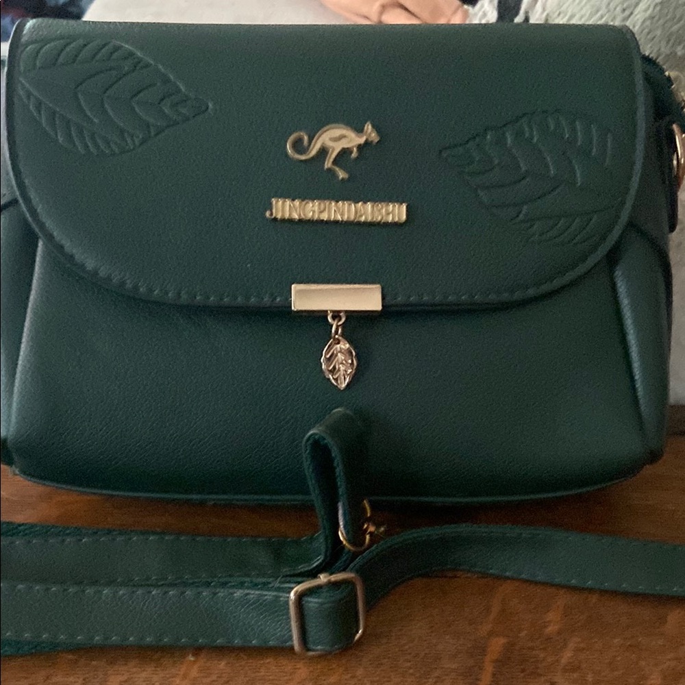 Chic Green Crossbody Bag with Leaf Detail